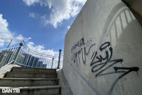 Cầu Ba Son ở TPHCM tiếp tục bị vẽ bậy