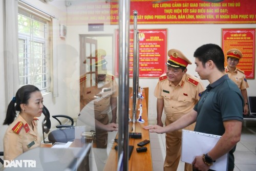Hà Nội: Rất đông người dân đi làm thủ tục cấp biển số định danh