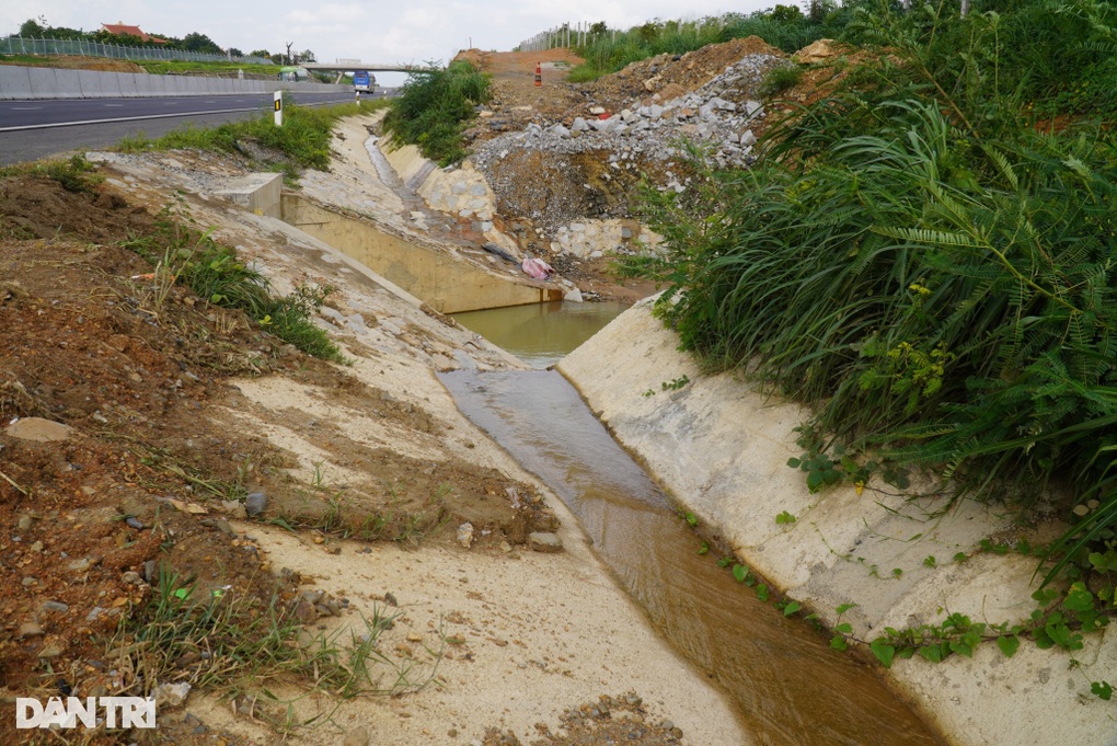 Bắt đầu khơi thông sông Phan khắc phục ngập cao tốc Phan Thiết - Dầu Giây